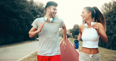 Atletik çift doğa iyi ruhu içinde koşu