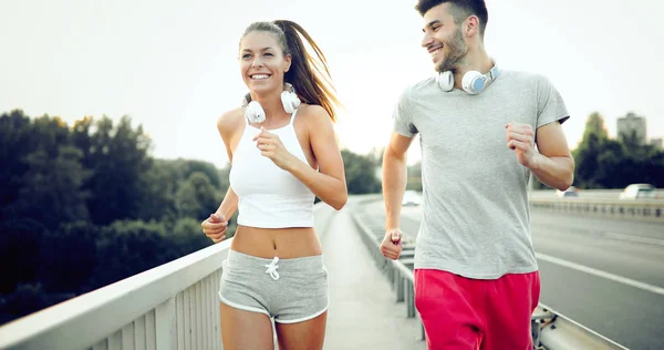 Attraktiver Mann Und Schöne Frau Joggen Gemeinsam Auf Brücke — Stockfoto