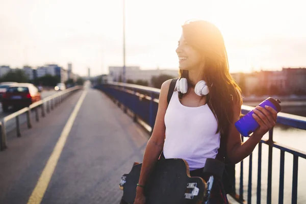 Potret Gadis Cantik Yang Tersenyum Membawa Skateboard Dan Headphone — Stok Foto