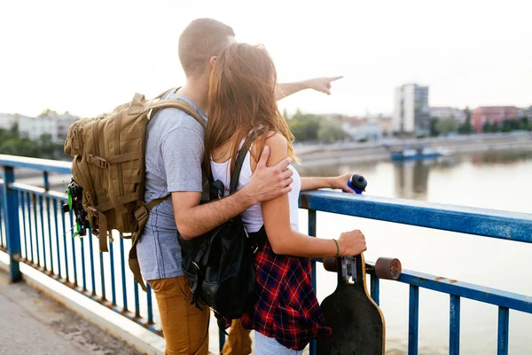 Imagem Jovem Casal Atraente Carregando Skate Divertindo — Fotografia de Stock