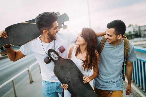 Grupo Amigos Felices Pasan Rato Juntos Llevando Monopatines —  Fotos de Stock