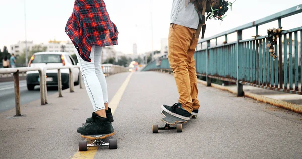 Imagem Jovem Casal Atraente Carregando Skates Divertindo — Fotografia de Stock