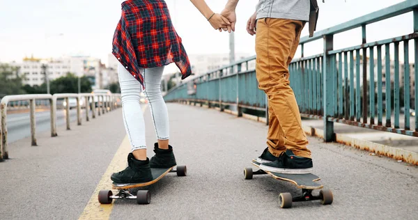 Joven Pareja Atractiva Montando Monopatines Divirtiéndose Juntos — Foto de Stock