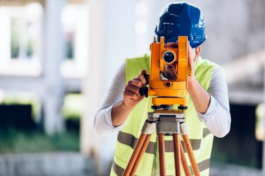 İnşaat alanında çalışan erkek inşaat mühendisinin fotoğrafı