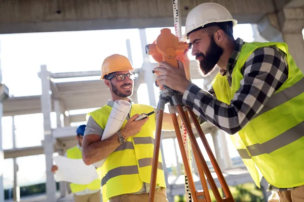 Retrato Los Ingenieros Construcción Que Trabajan Juntos Obra — Foto de Stock