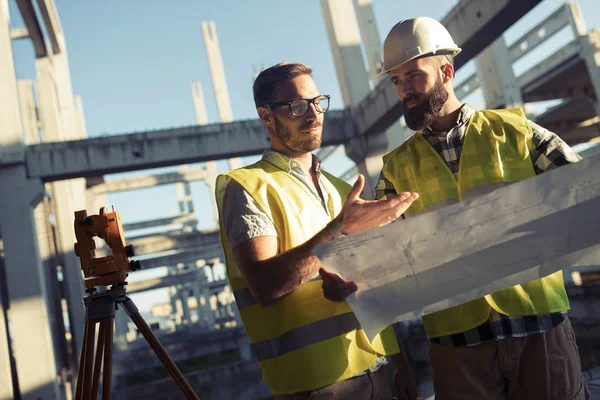 Porträt Der Bauingenieure Die Gemeinsam Auf Der Baustelle Arbeiten — Stockfoto