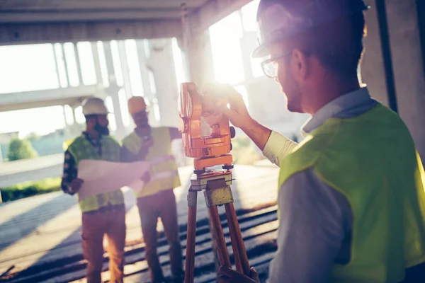 Retrato Los Ingenieros Construcción Que Trabajan Juntos Obra — Foto de Stock