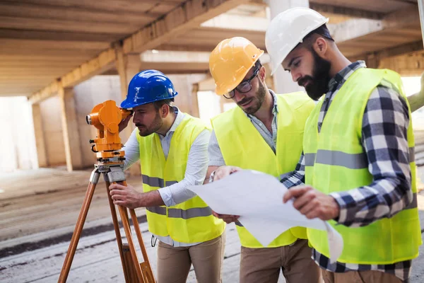 Porträtt Byggnadsingenjörer Som Arbetar Byggnadsplatsen Tillsammans — Stockfoto