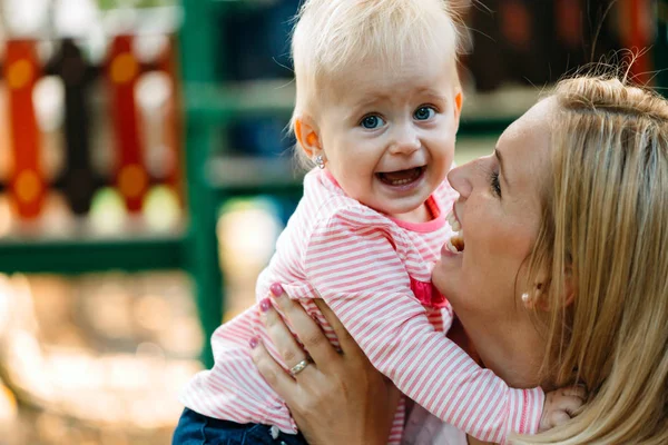 Szczęśliwy Wesoły Rodziny Matka Dziecko Całuje Śmiejąc Się Tulenie Zewnątrz — Zdjęcie stockowe