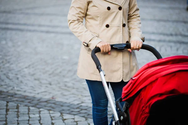 Jovem Mãe Andando Com Carruagem Bebê Rua Mãe Com Carrinho — Fotografia de Stock