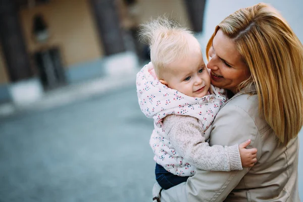 Feliz Familia Alegre Madre Bebé Besándose Riendo Abrazándose Naturaleza Aire — Foto de Stock