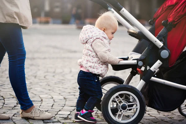 Menina Criança Bonita Brincando Com Seu Carrinho Andando Livre Dia — Fotografia de Stock