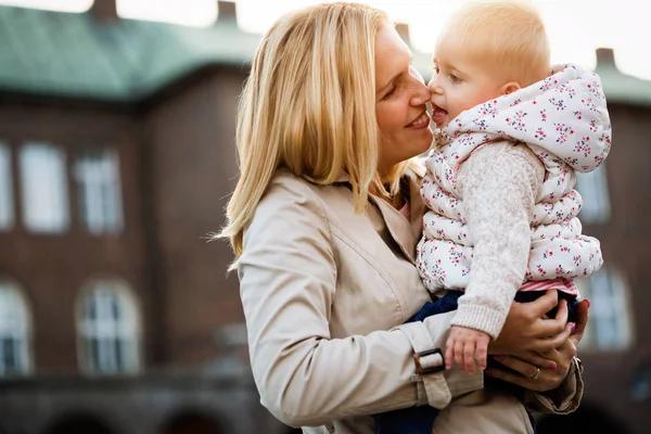 Divertida Mujer Hermosa Niña Pequeña Juegan Juntos Caminando Por Calle — Foto de Stock