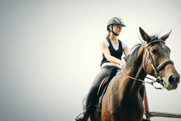 Image Jeune Jolie Fille Chevauchant Son Cheval — Photo