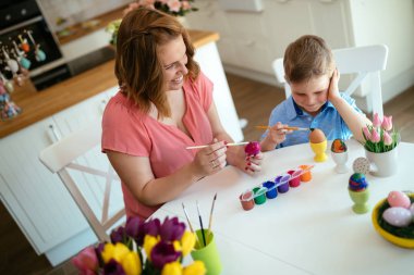 Genç anne ve sevimli oğlu eğleniyor sırasında resim yumurta Paskalya için