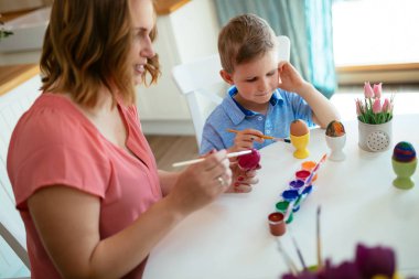 Genç anne ve sevimli oğlu eğleniyor sırasında resim yumurta Paskalya için