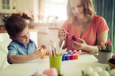 Genç anne ve sevimli oğlu eğleniyor sırasında resim yumurta Paskalya için