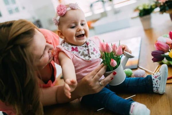 Madre Hija Pintando Huevos Pascua Familia Feliz Preparándose Para Pascua — Foto de Stock