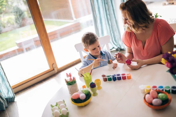 Jonge Moeder Haar Schattige Zoon Plezier Terwijl Schilderij Eieren Voor — Stockfoto