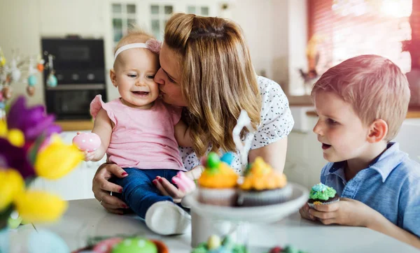 Τα παιδιά με μητέρα τρώει cupcakes — Φωτογραφία Αρχείου