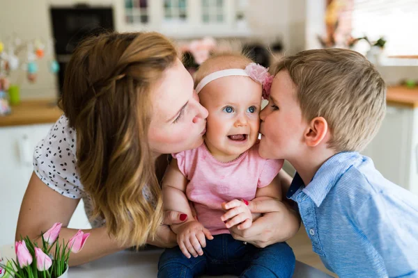 Mutlu Sevgi Dolu Aile Anne Çocukları Oynarken — Stok fotoğraf