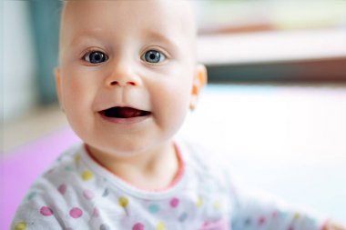 Güzel, gülümseyen, şirin bebek kız portresi