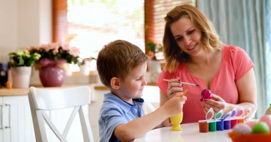 Genç anne ve sevimli oğlu eğleniyor sırasında resim yumurta Paskalya için