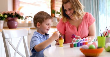 Genç anne ve sevimli oğlu eğleniyor sırasında resim yumurta Paskalya için