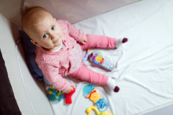 Renk Oyuncakları Evde Oynarken Yürümeye Başlayan Kız Bebek Veya Çocuk — Stok fotoğraf