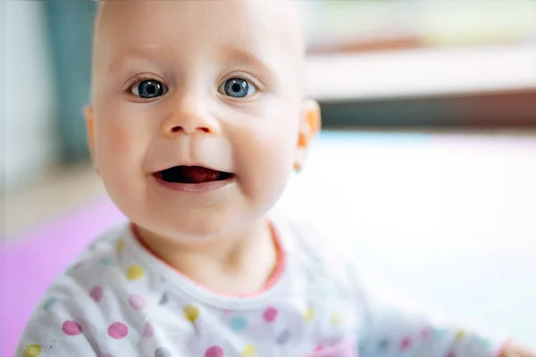 Güzel Gülümseyen Şirin Bebek Kız Portresi — Stok fotoğraf