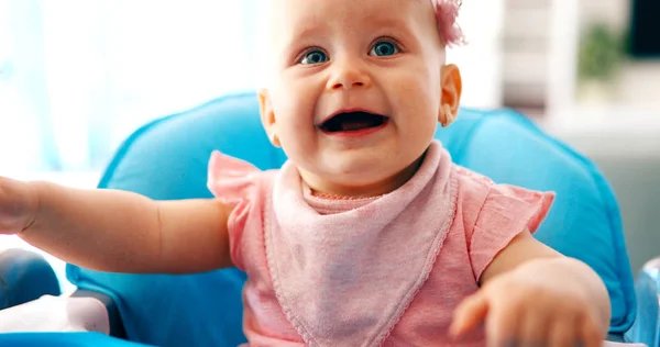 Sevimli Küçük Bebek Kız Pembe Fiyonk Çiçek Başında Portresi — Stok fotoğraf