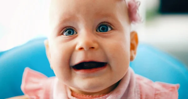 Sevimli Küçük Bebek Kız Pembe Fiyonk Çiçek Başında Portresi — Stok fotoğraf
