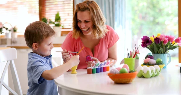 Junge Mutter Und Ihr Süßer Sohn Haben Spaß Beim Bemalen — Stockfoto