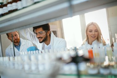 Laboratuarda birlikte çalışan bir grup kimya öğrencisi.