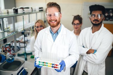 Laboratuarda çalışan bilim adamı Gropu