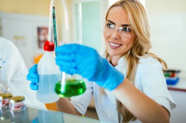 Laboratuvarda çalışan kimya çekici kız öğrenci