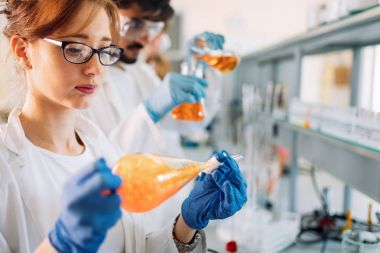 Laboratuarda birlikte çalışan bir grup kimya öğrencisi.