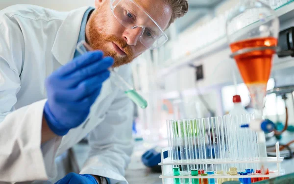 Estudante Química Que Trabalha Com Produtos Químicos Laboratório — Fotografia de Stock