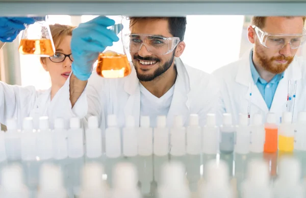 Gruppe Junger Studenten Die Labor Arbeiten — Stockfoto