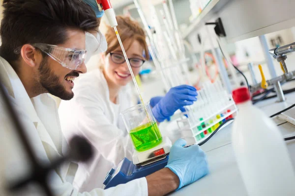 Gropu Cientista Que Trabalha Laboratório — Fotografia de Stock