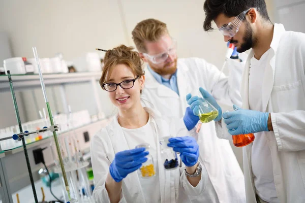 Молоді Студенти Хімії Працюють Разом Лабораторії — стокове фото