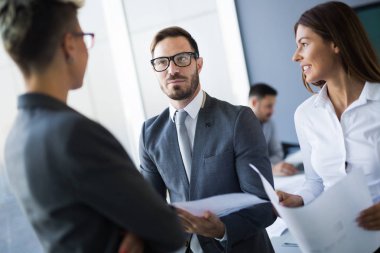 Sunum sırasında konferans salonunda iş arkadaşları