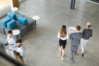 İş bürosunda çalışan iş adamlarının işbirliği ve analizi