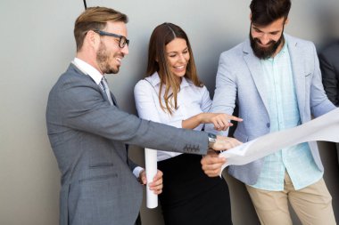 Genç çekici tasarımcılar iş planlarından bahsediyorlar.