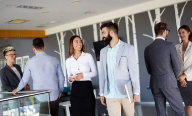 Ofiste mutlu iş arkadaşları rahat sohbet