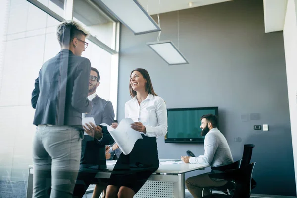 Porträtt Unga Perspektiv Arkitekter Diskuterar Office — Stockfoto