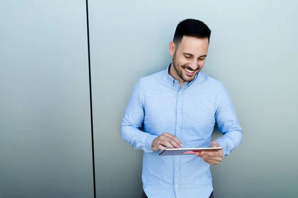 Portret Przystojny Biznesmenem Uśmiechający Się Trzymając Tablet — Zdjęcie stockowe
