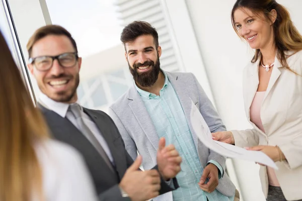 Felices Colegas Negocios Chat Casual Oficina — Foto de Stock