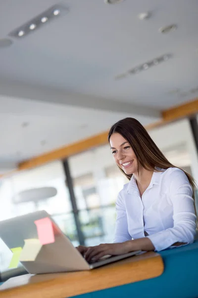 Jovem Bonito Funcionário Trabalhando Computador Durante Dia Trabalho Escritório — Fotografia de Stock