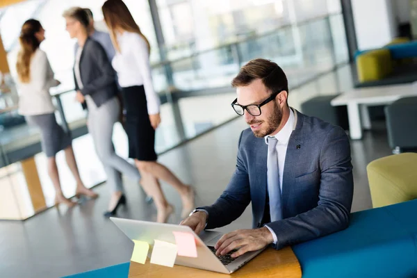 Professionell Affärsman Arbetar Laptop Moderna Rena Office — Stockfoto